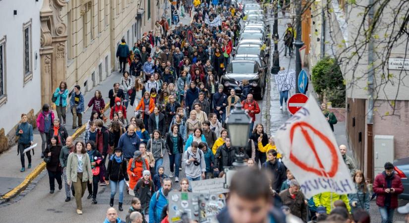 Folytatódnak a státusztörvény elleni tiltakozások