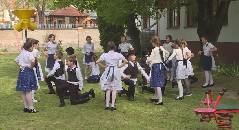 Német nemzetiségi népviseletbe öltöztek, énekeltek és táncoltak a Deák iskolások