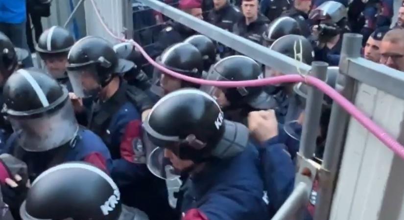 Videón, ahogy az agresszív momentumos képviselőt behúzzák a rendőrsorfal mögé