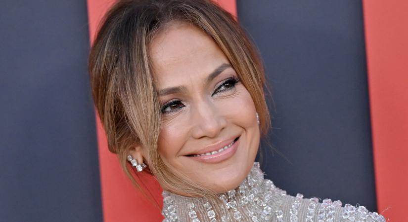 Jennifer Lopez szerint a laza megjelenés nem zárja ki a nőiességet: menő stílusban népszerűsíti a tavaszi táskadivatot