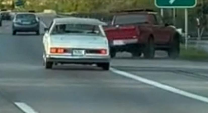 Rájött, hogy pont ott akart lehajtani a sztrádáról, úgy megoldotta, hogy kő kövön nem maradt - videó