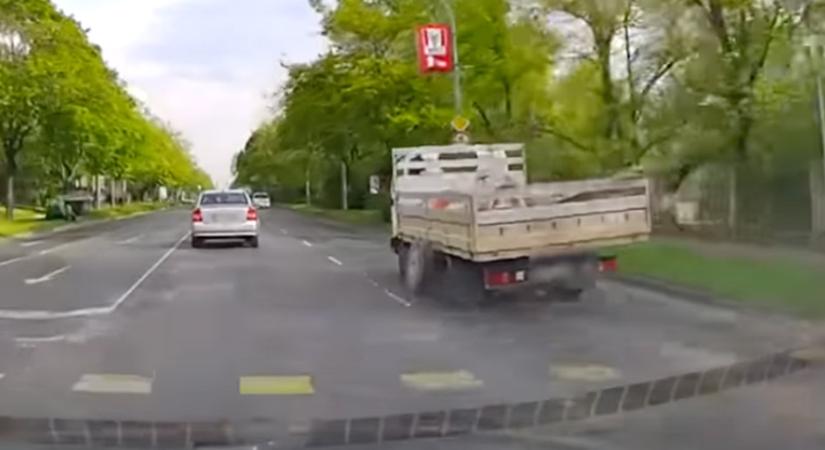 Menet közben szakadt le egy teherautó hátsó kereke Miskolcon - videó