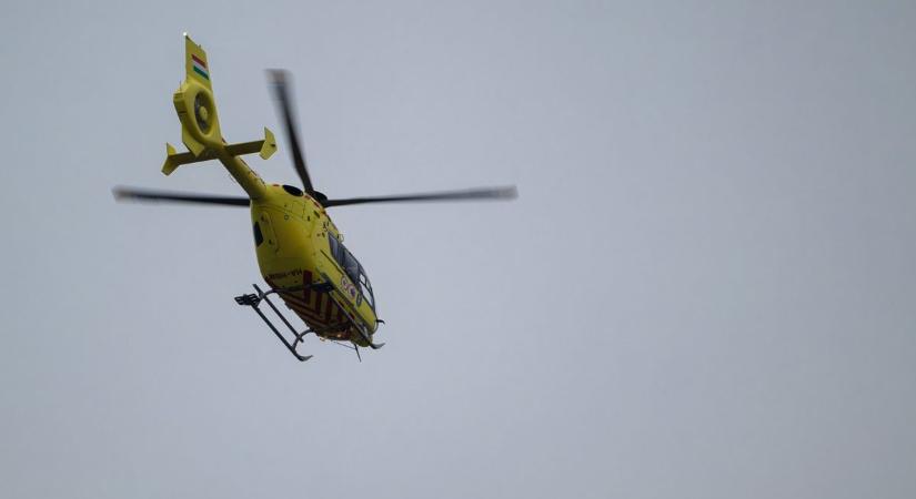 Nyergesvontató borult fel Lenti közelében, mentőhelikopter is a helyszínre érkezett
