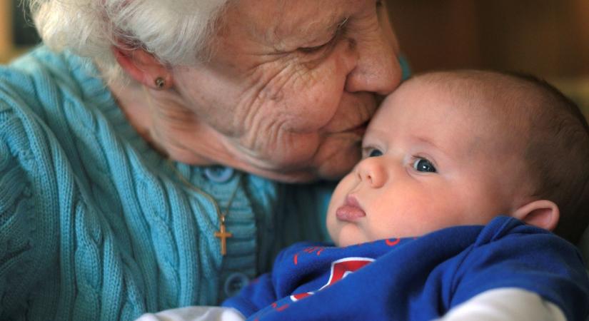 Szívmelengető fotón, ahogy a 7 hetes kislány először találkozik a 98 éves szépmamájával