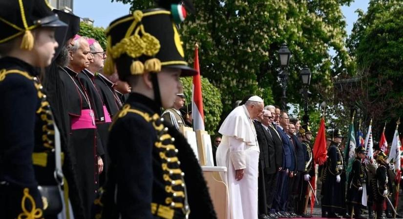 A fonyódi kishuszárok vigyáztak Ferenc pápára a Sándor-palotánál