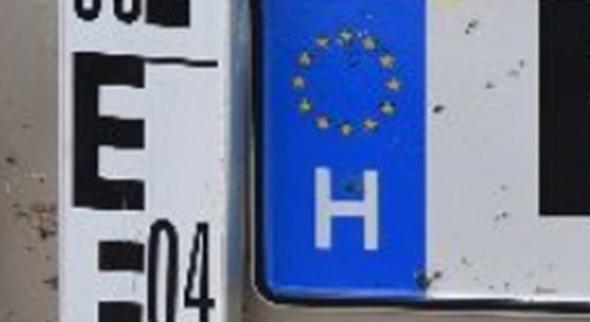 Megláttak a rendőrök egy autót Szekszárdon, ők se hitték el, milyen hamis magyar rendszáma volt
