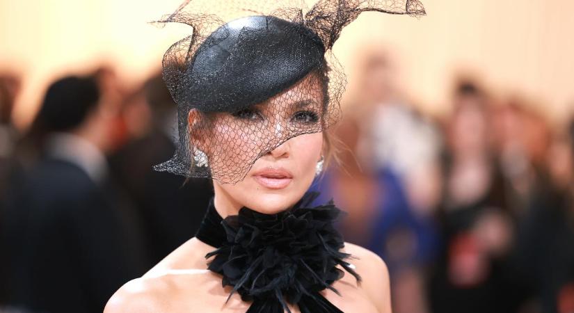 Jennifer Lopez vadmacskának öltözve hódít