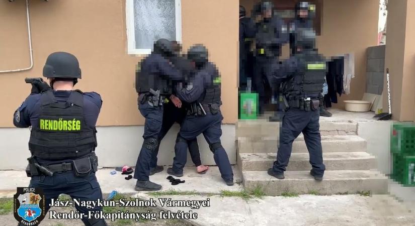Szolgálaton kívüli rendőrt zaklatott egy férfi Mezőtúron: azzal fenyegette, hogy öten elkapják és megszurkálják – videó