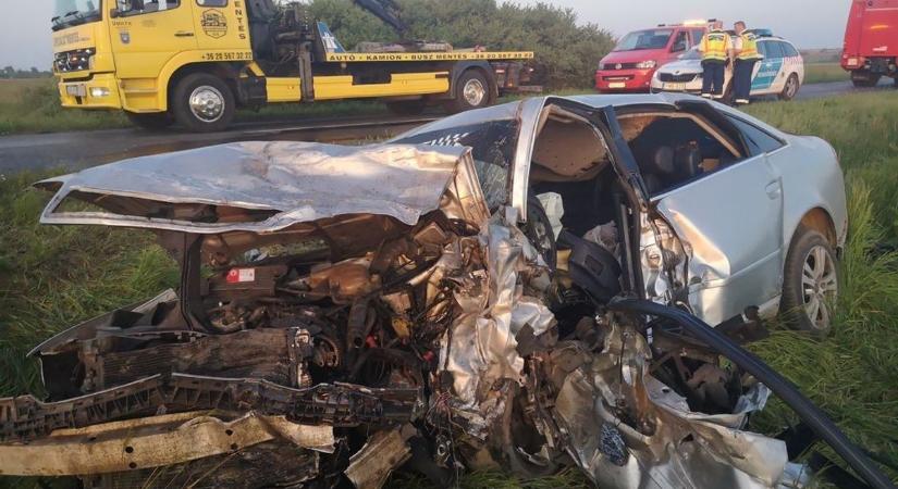 Frontális karambol Berhidánál: mindkét sofőr meghalt, egy kismama súlyosan megsérült