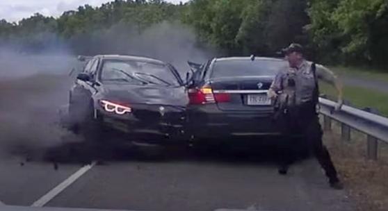 Centiken múlt egy amerikai rendőr élete, amikor igazoltatás közben „odarepült” egy BMW – videó