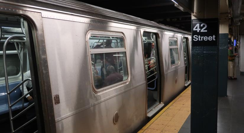 Meghalt egy férfi a metrón: leszorították agresszív viselkedése miatt