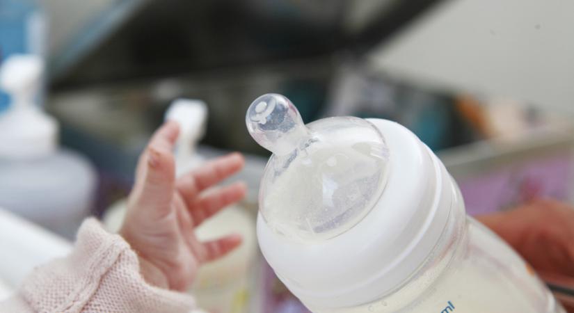 A dráguló babatápszerek miatt sokan vizezett tehéntejet adnak a csecsemőknek