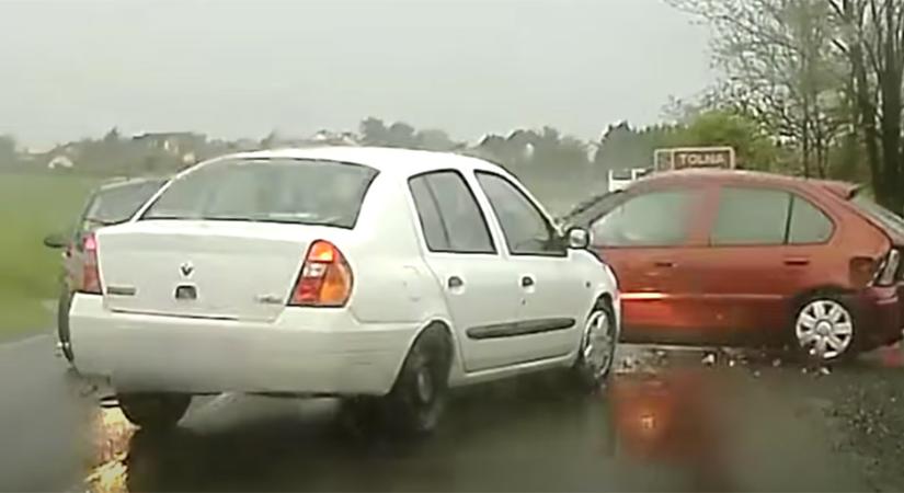 Frontálisan tarolta le a vétlen autósokat egy részeg sofőr a 611-es úton - videó