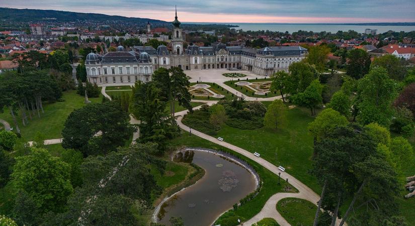Tour de Hongrie csapatbemutató a keszthelyi Festetics-kastélyban 2023