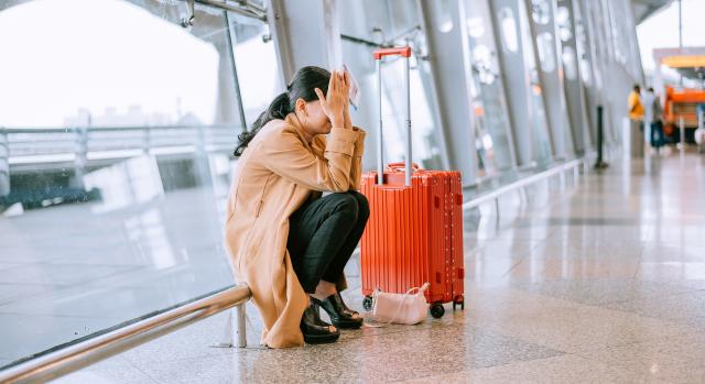 Felháborodott az a két nő, akinek a reptéren a többi utas előtt kellett lecserélnie túl kihívó öltözékét
