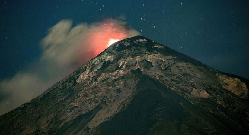 Kitört Közép-Amerika legaktívabb vulkánja, falvak százait ürítik ki  videók