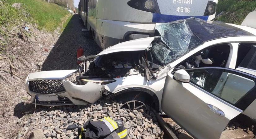 Durva vonatbaleset Őrbottyán és Veresegyház között – személyautó ütközött a Vácról a Nyugatiba tartó vonattal