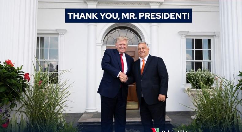Orbán Viktor úgy benyalt Donald Trumpnak, hogy az még a Holdról is látszik