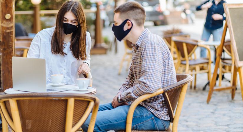 Hétfőtől az éttermekben és szórakozóhelyeken is maszkot kell viselnünk