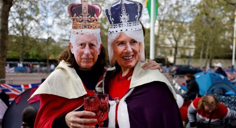 Anglia lázban: ma korona kerül III. Károly fejére