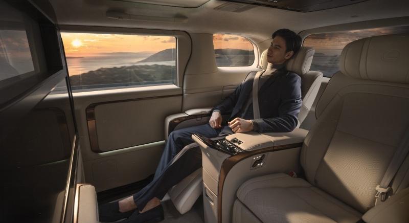 Business class négy keréken: luxus kisbusz a Lexustól