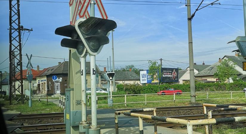 Javítják a vasúti átjáró jelzőlámpáját a Balatoni úton