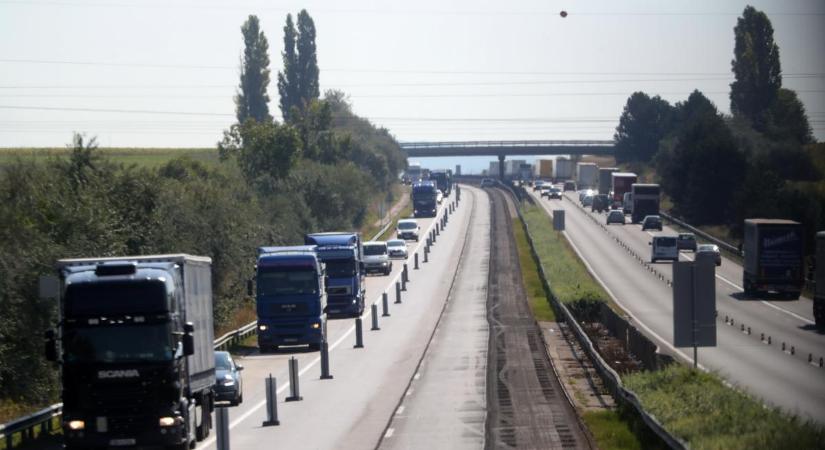 Káosz az M1-es autópályán: 15 kilométeres a torlódás, sokáig a leállósávon haladt a forgalom