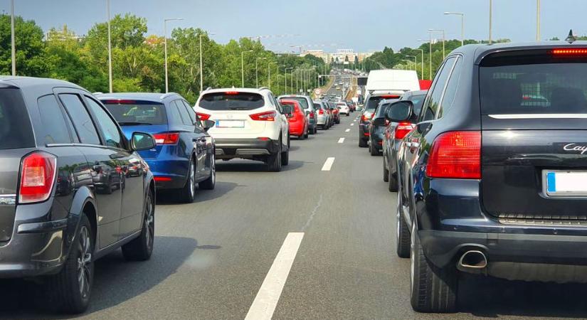 Káosz az M1-es autópályán: 10 kilométeres a torlódás, órákon át a leállósávon haladt a forgalom