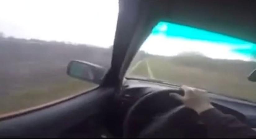 Ralibajnoknak hitte magát a szántóföldön, a csattanás előtt már csak üvölteni tudott - videó