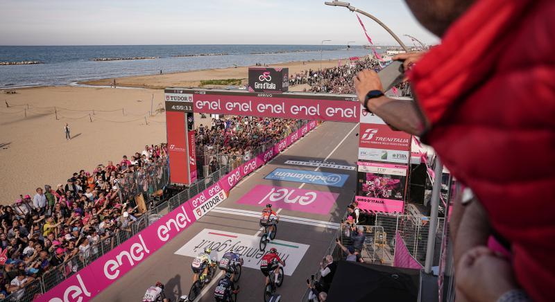 Giro d'Italia hírek: megvan az első olasz győzelem, Evenepoel megőrizte a rózsaszín trikót, egy trükkös szakasz következik