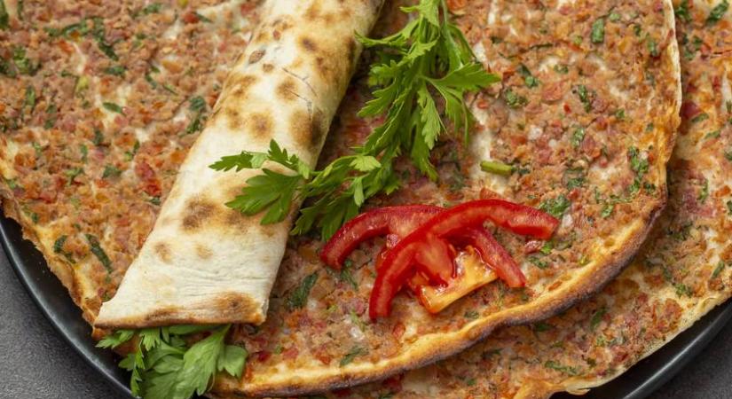 Szuper vékony török pizza, avagy lahmacun: fűszeres hús borítja