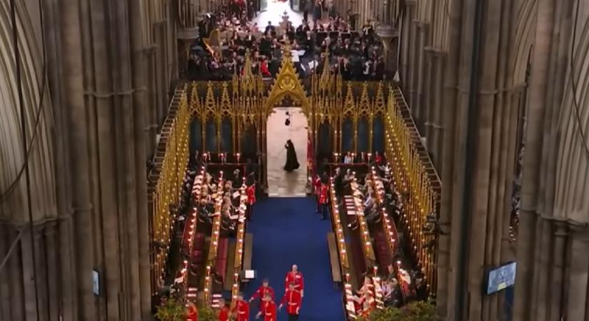 Kísérteties, fekete csuklyás alak sétált el a Westminster-apátság bejárata előtt III. Károly koronázásán