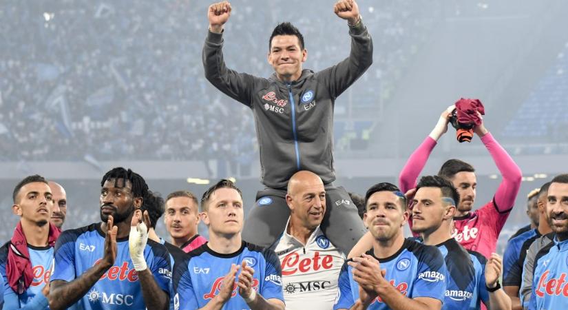 Vállon vitték a megsérült Napoli-focistát, hogy ne maradjon ki az ünneplésből