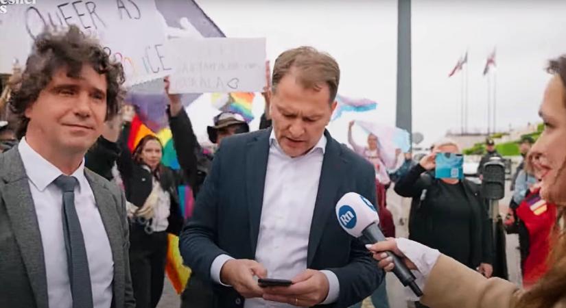 Videón, ahogy LMBTQ-tüntetőkkel keveredik lökdösődésbe Igor Matovic