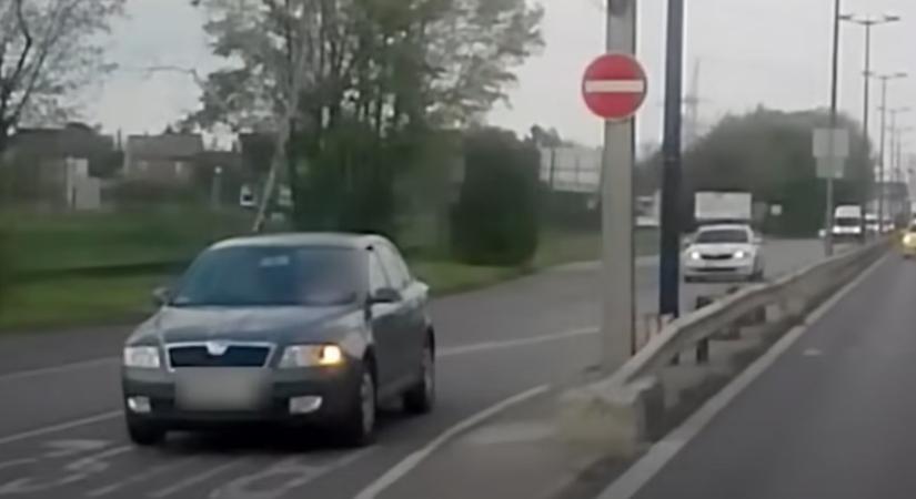 Tükörbe se nézett, mielőtt szabálytalankodott, nagyon pórul járt a skodás a gyorsforgalmin - videó