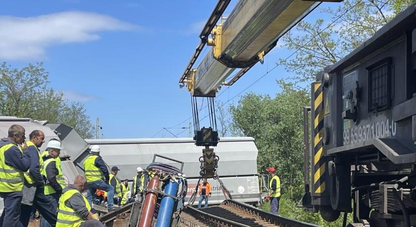 Vonatbaleset Újfehértó után: napi huszonnégy órában dolgoznak a sínek helyreállításán