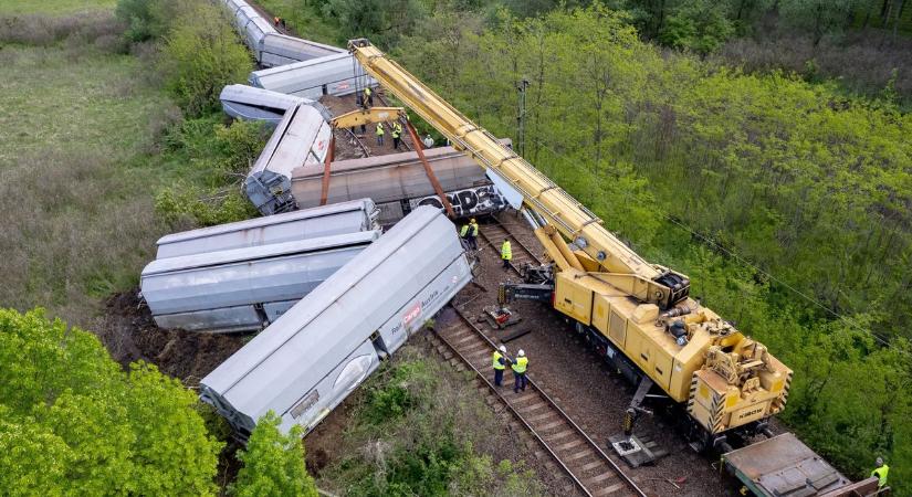 Borzasztó képek érkeztek a vasárnapi vonatbaleset helyszínéről