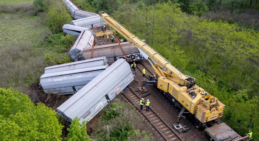 Tehervonat-baleset Téglásnál: gigantikus darut telepítettek a sínekre, megkezdődött a mentés a hétvégi, hatalmas vonatbaleset után - drónos fotók