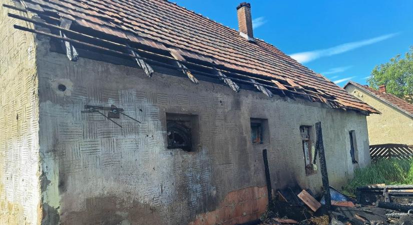 Tűzifahalom és annak fatárolója kapott lángra egy tiszafüredi családi háznál