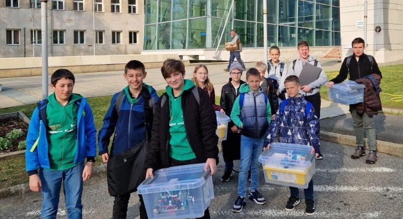 Országos döntőbe jutottak a körzetis diákok a robotprogramozó versenyeken