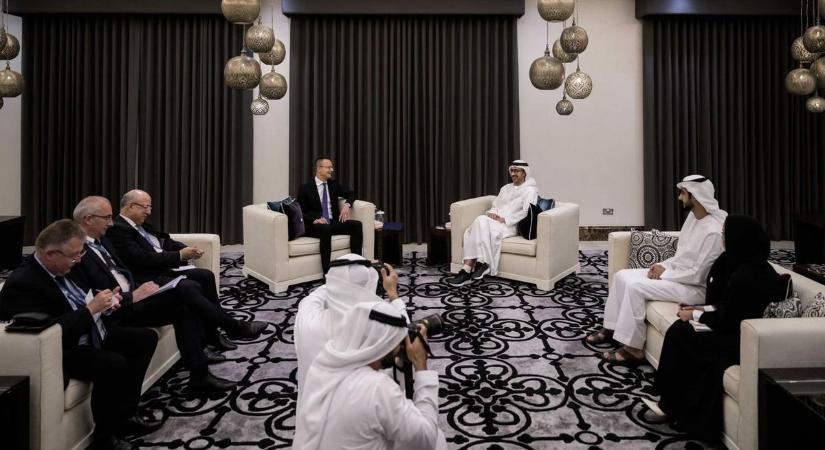 Szijjártó az Egyesült Arab Emírségekbe repült, a miniszter szerint kellenek a békepárti politikusok