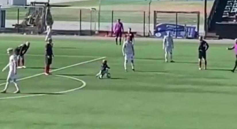 Ilyen sem gyakran történik: egy kisgyerek miatt szakadt félbe a focimeccs - videó