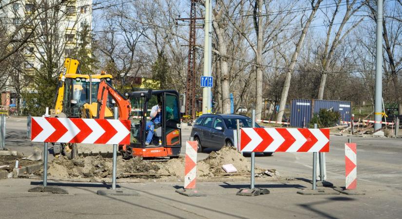 Vasúti átjárót építenek, félpályás útzár van