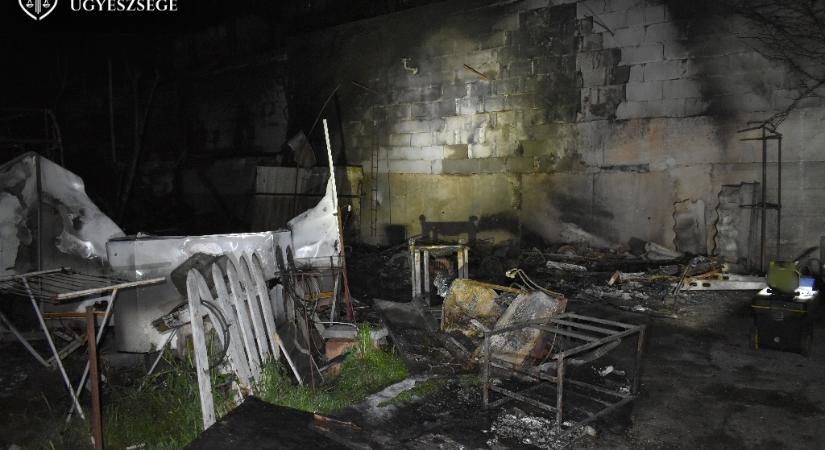 Felgyújtotta a lakókocsiját egy férfi Budakeszin: több házra is átterjedt a tűz – fotók
