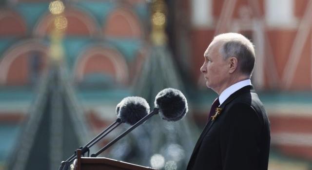 „Igazi háború folyik szülőföldünk ellen” – Putyin csak egy rövidke, összeesküvés-elméletektől hemzsegő beszédet mondott a győzelem napi parádén
