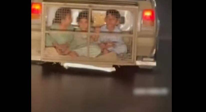 Lökhárítóra rögzített ketrecben utaztatták a gyerekeket, kiakadtak a netezők
