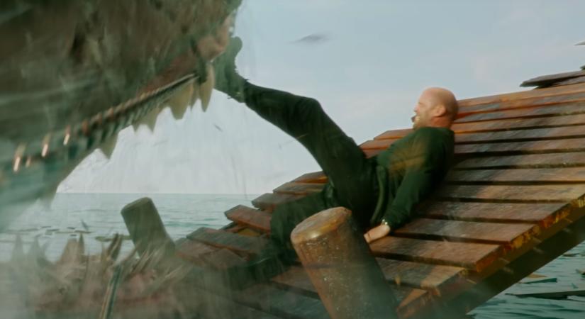 Jason Statham augusztusban a Sharknado-filmek szintjére merül