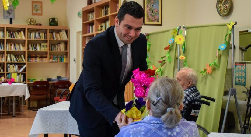 Az idősotthonban élő hölgyeket köszöntöttek Mezőtúron