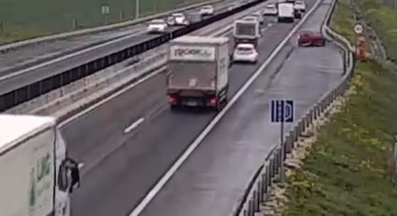 Videón, ahogy egy furgon kilöki az útról az előtte haladó autót az M2-esen