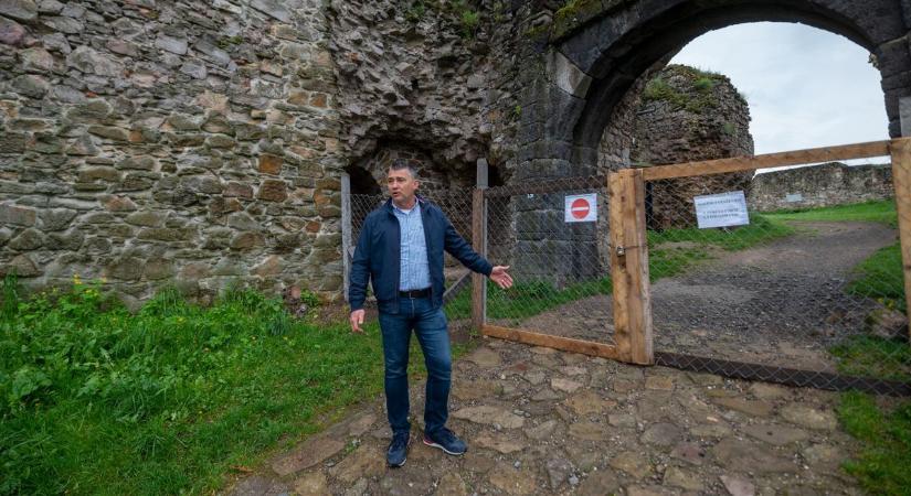 Megrongálták a Nógrádi várat lezáró kerítést (videó)
